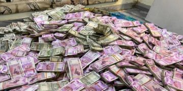 বিদেশে পাচার হচ্ছে বিপুল পরিমান অর্থ